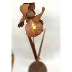 Edelrost Iris mit Goldverzierung und Blättern auf Stab u. Platte