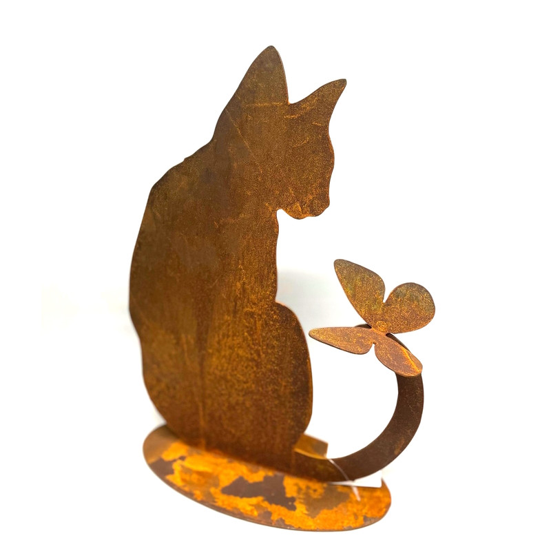 Edelrost Katze sitzend von hinten mit Schmetterling