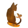 Edelrost Katze sitzend von hinten mit Schmetterling